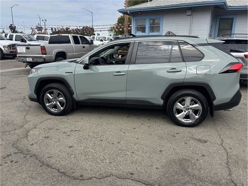 Used 2021 Toyota RAV4 XLE Premium image 4