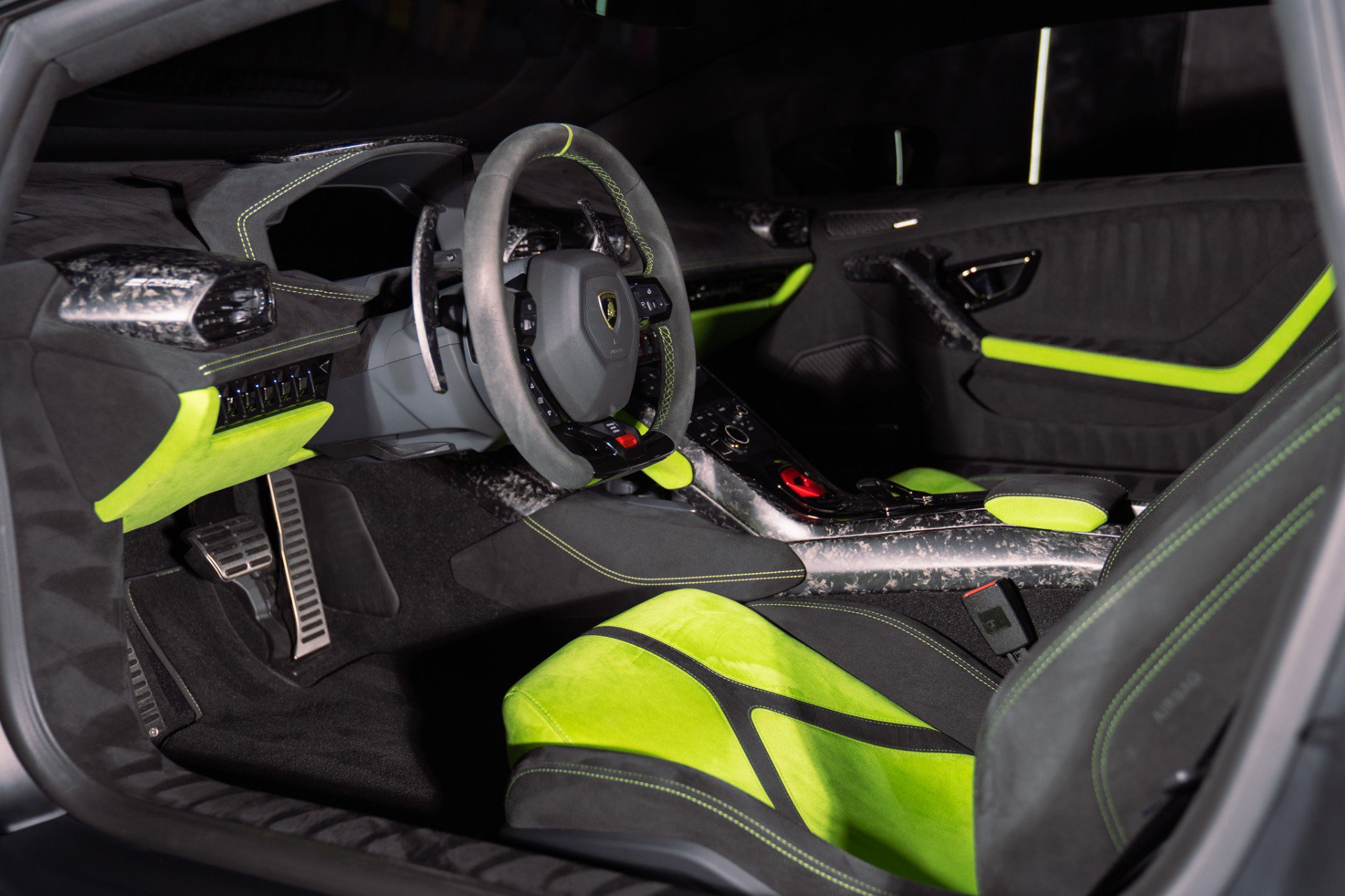 Used 2018 Lamborghini Huracan Performante AWD/4WD image 30