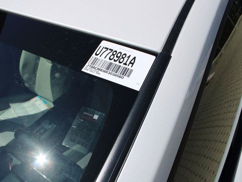 Used 2024 Toyota Prius XLE FWD image 3