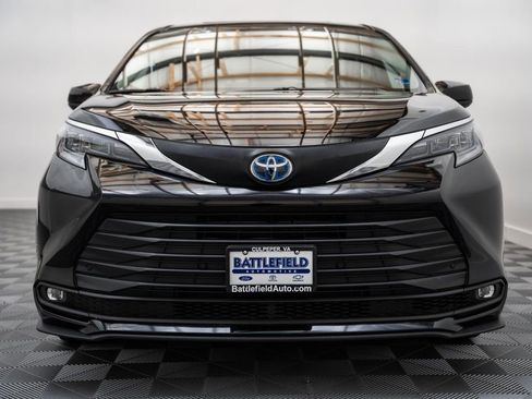 Used 2025 Toyota Sienna XLE FWD image 2