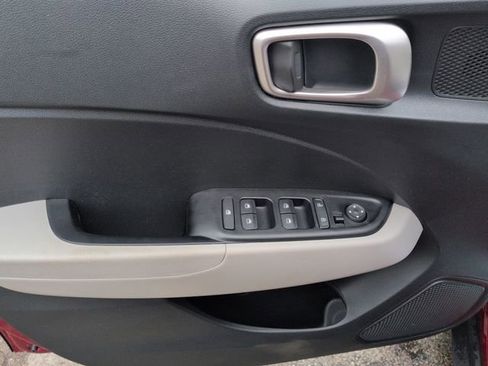 Used 2024 Hyundai Venue SEL image 25