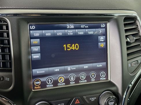 Used 2018 Jeep Grand Cherokee Limited image 21