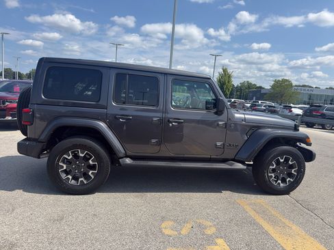 Used 2025 Jeep Wrangler Unlimited Sahara w/ Safety Group AWD/4WD image 4
