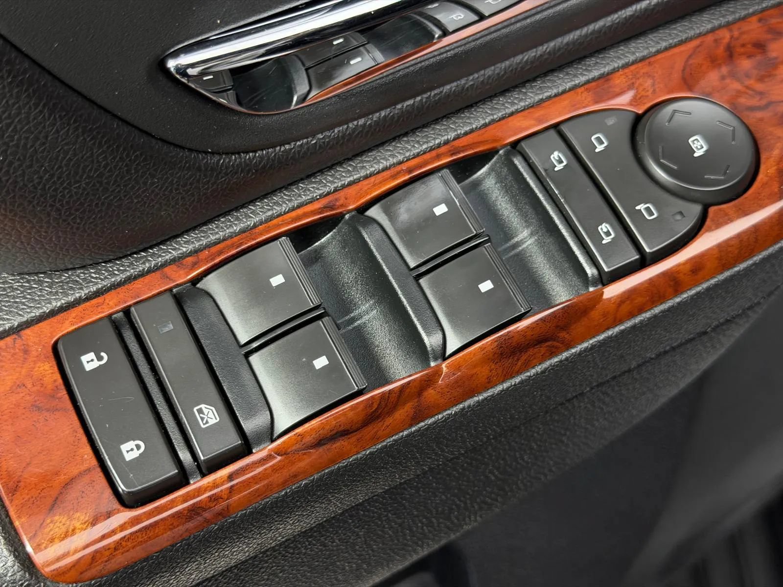 Used 2011 Chevrolet Avalanche LTZ RWD image 23