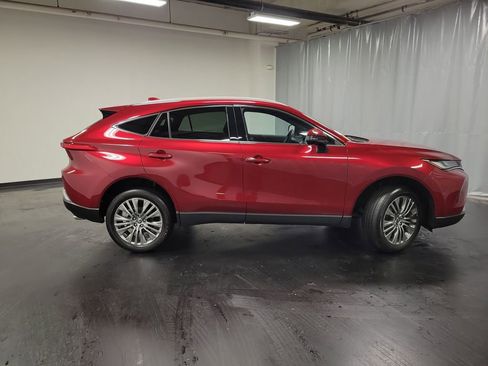 Used 2024 Toyota Venza XLE image 9