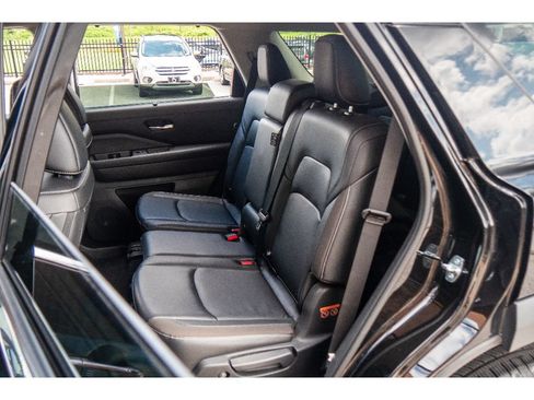 Used 2023 Nissan Pathfinder SL AWD/4WD image 17