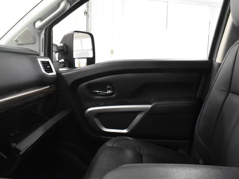 Used 2017 Nissan Titan SL image 19
