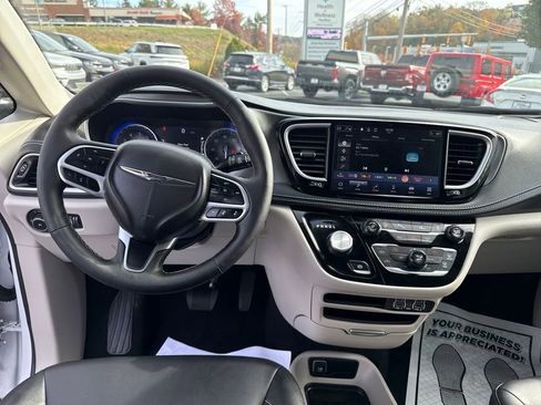 Used 2024 Chrysler Pacifica Touring-L image 16