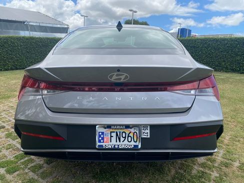 Used 2025 Hyundai Elantra SE FWD image 6