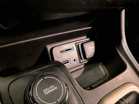 Used 2016 Jeep Cherokee Limited image 33