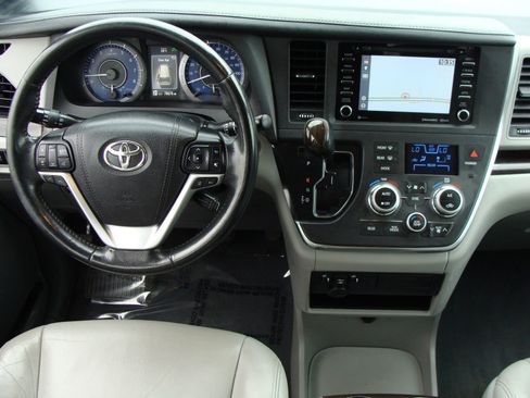 Used 2019 Toyota Sienna XLE w/ XLE Navigation Package FWD image 10