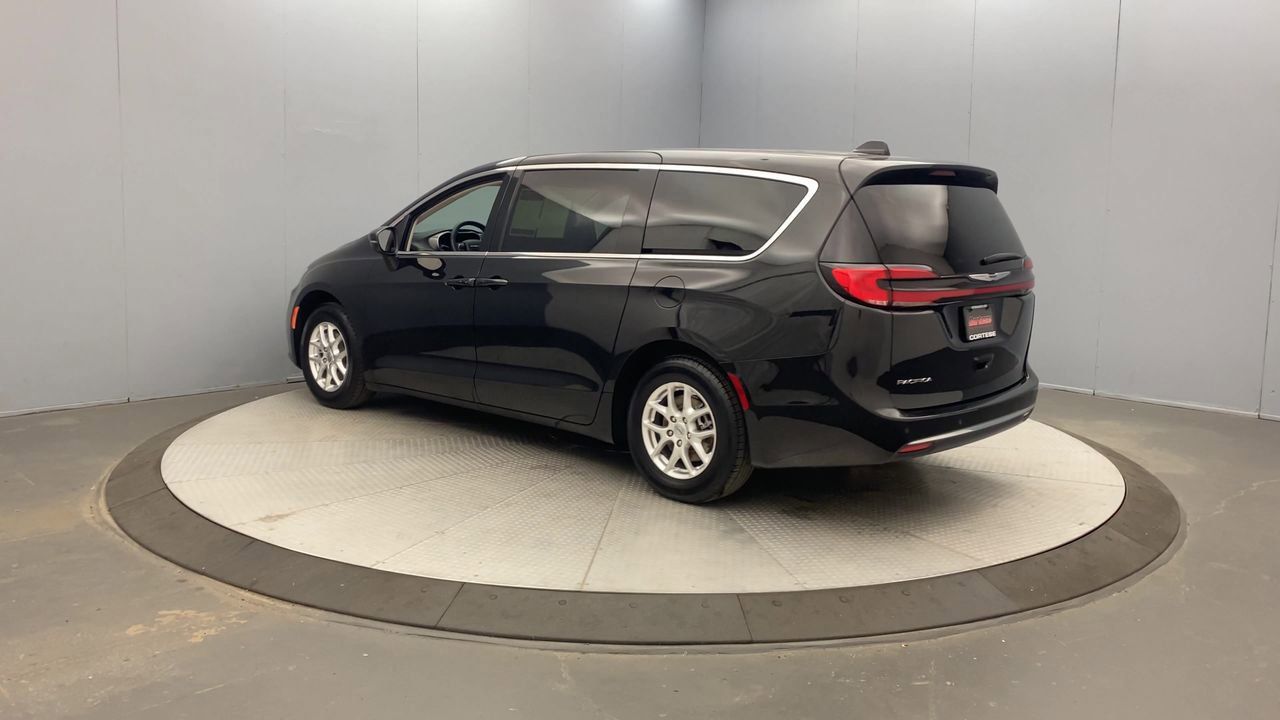 Used 2023 Chrysler Pacifica Touring-L FWD image 3