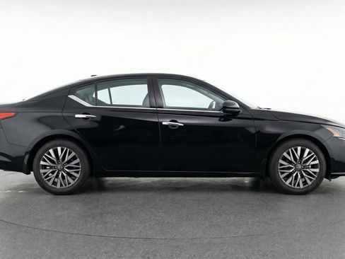 Used 2025 Nissan Altima 2.5 SV image 11