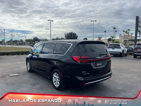 Used 2023 Chrysler Pacifica Touring-L image 5