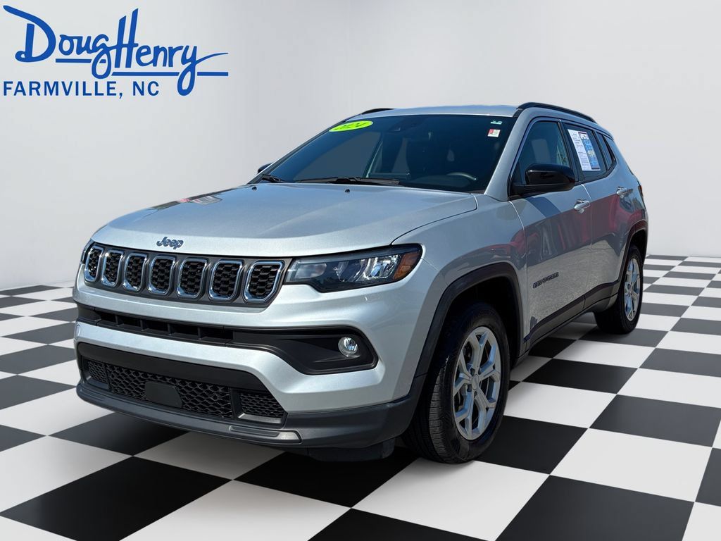 Used 2024 Jeep Compass Latitude AWD/4WD image 1