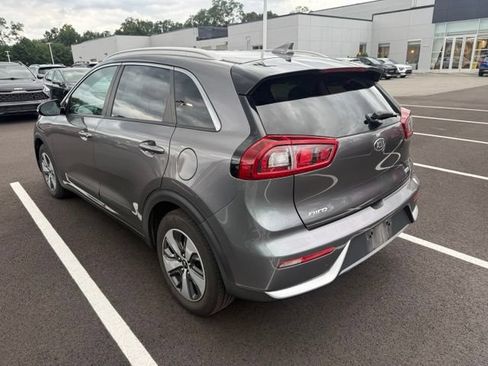 Used 2017 Kia Niro EX FWD image 3