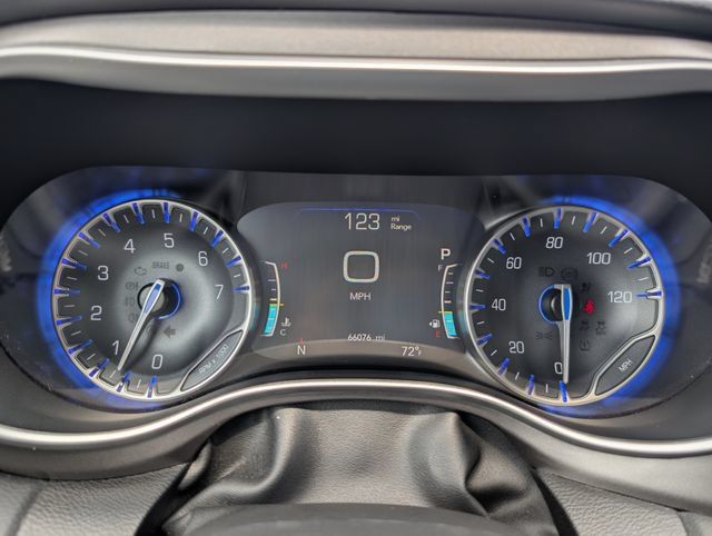 Used 2023 Chrysler Pacifica Touring-L FWD image 24