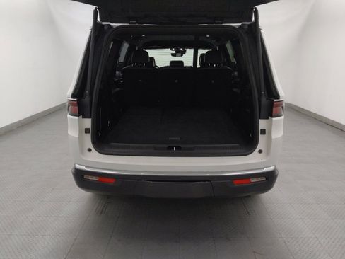 Used 2022 Jeep Wagoneer Series III AWD/4WD image 29