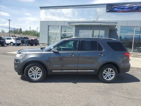 Used 2018 Ford Explorer XLT AWD/4WD image 2