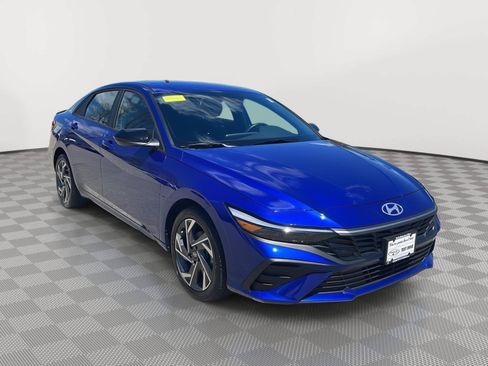 Used 2025 Hyundai Elantra Sport FWD image 3
