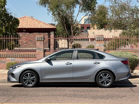 Used 2020 Kia Forte LXS FWD image 3