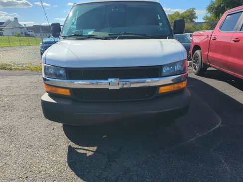 Used 2018 GMC Savana 2500 RWD image 2