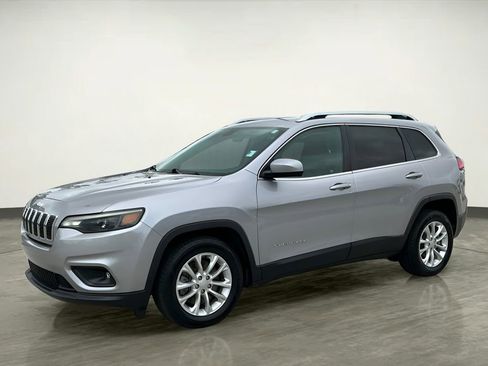 Used 2019 Jeep Cherokee Latitude w/ Cold Weather Group FWD image 2