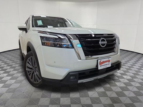 Used 2024 Nissan Pathfinder SL w/ SL Premium Package AWD/4WD image 2