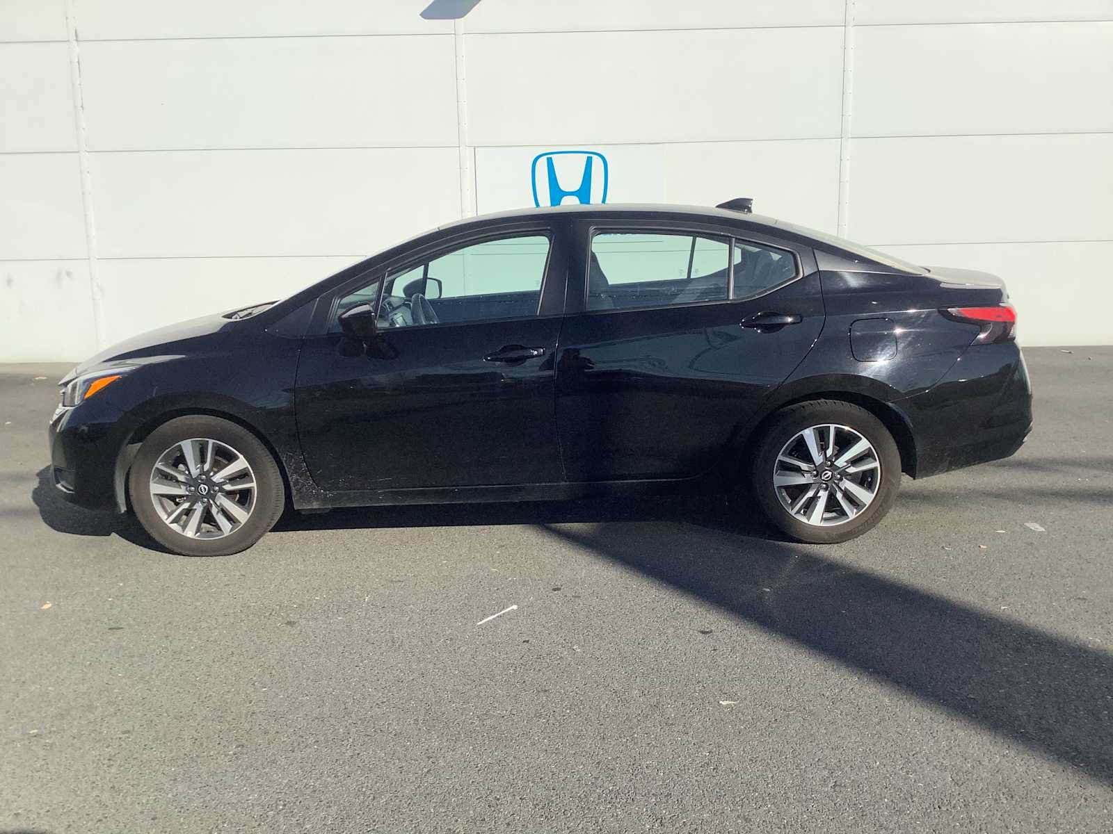 Used 2025 Nissan Versa SV FWD image 2