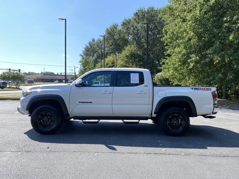 Used 2022 Toyota Tacoma TRD Off-Road AWD/4WD image 6