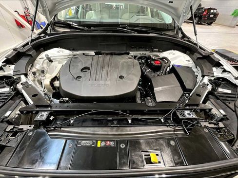 Certified 2023 Volvo XC60 B5 Plus w/ Climate Package image 28