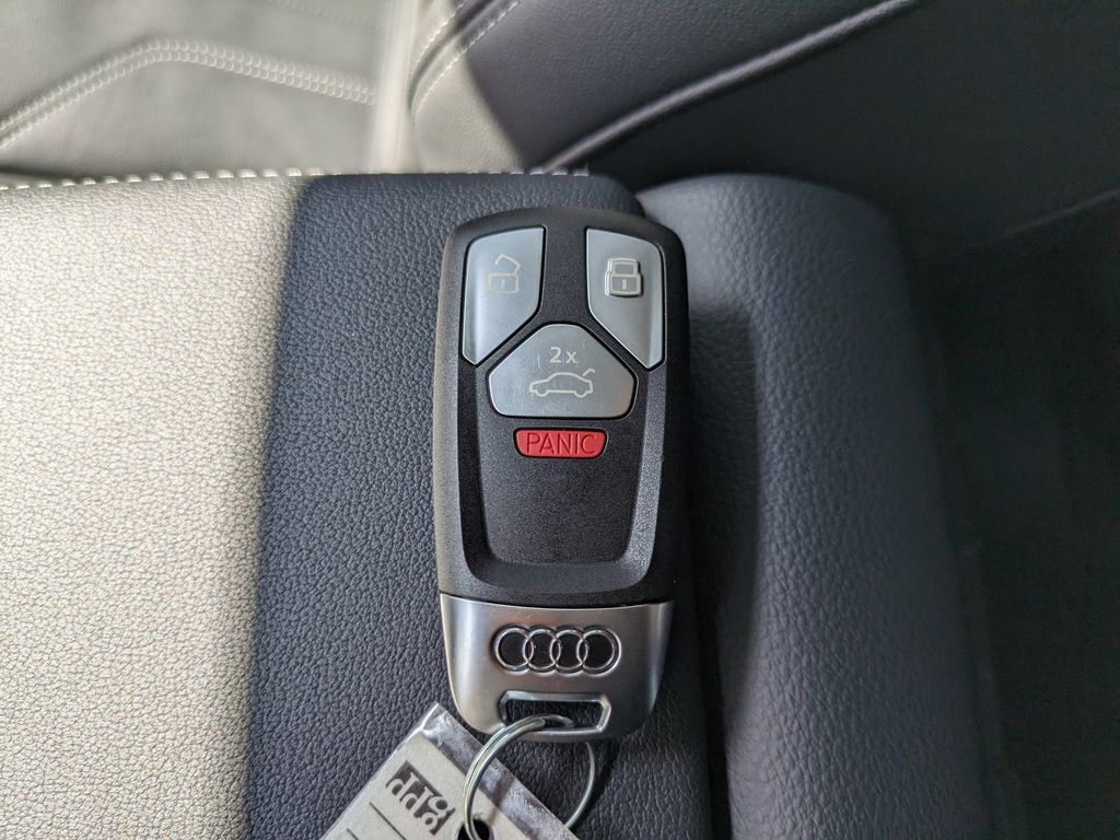Used 2025 Audi Q5 e Premium Plus w/ Premium Plus Package AWD/4WD image 32