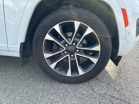 Used 2023 Jeep Grand Cherokee Overland w/ Luxury Tech Group IV AWD/4WD image 9