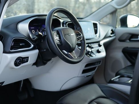 Used 2023 Chrysler Pacifica Touring-L image 9