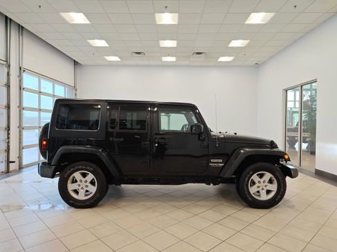Used 2018 Jeep Wrangler Unlimited Sport S AWD/4WD image 2