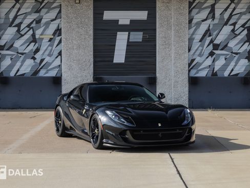 Used 2018 Ferrari 812 Superfast RWD image 1