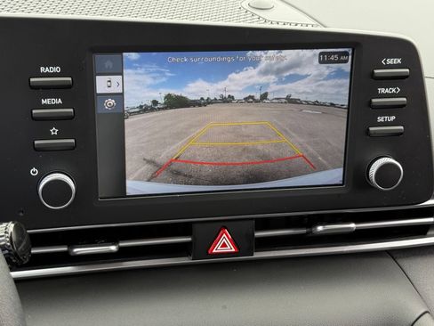 Certified 2025 Hyundai Elantra SE FWD image 17