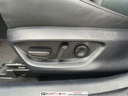 Used 2025 Toyota Camry SE image 15