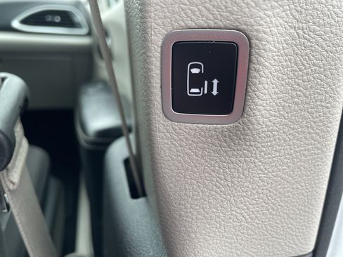 Used 2024 Chrysler Voyager LX image 29
