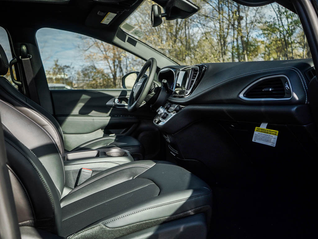 New 2026 Chrysler Pacifica Select AWD/4WD image 10
