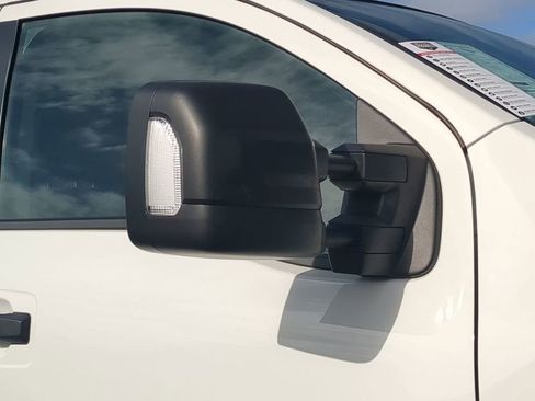 Used 2024 Nissan Titan SV w/ SV Convenience Package image 12