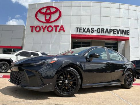 Used 2026 Toyota Camry SE FWD image 2