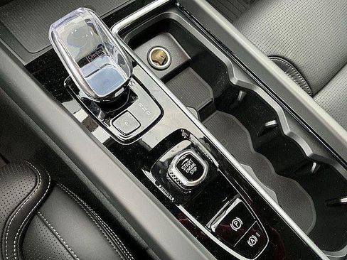 New 2026 Volvo XC60 B5 Ultra w/ Climate Package AWD/4WD image 17