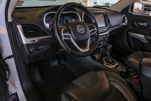 Used 2018 Jeep Cherokee Latitude Plus w/ Comfort/Convenience Group FWD image 11