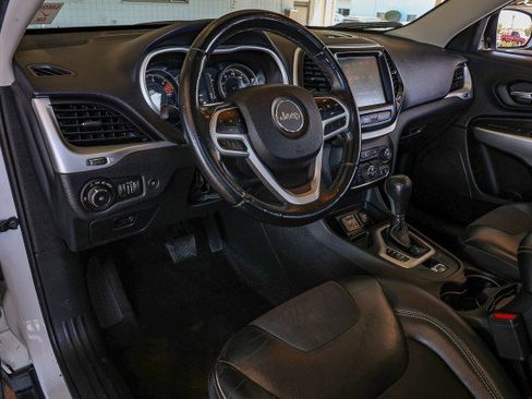 Used 2018 Jeep Cherokee Latitude Plus w/ Comfort/Convenience Group FWD image 11