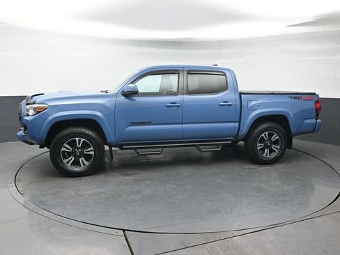 Used 2019 Toyota Tacoma TRD Sport AWD/4WD image 2