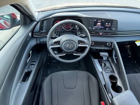 Used 2023 Hyundai Elantra SEL w/ Preferred Accessory Package FWD image 9