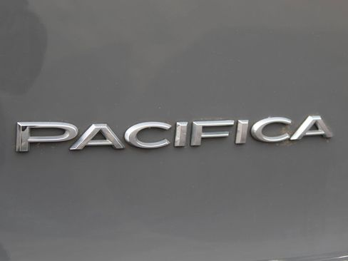 Used 2023 Chrysler Pacifica Touring-L image 26