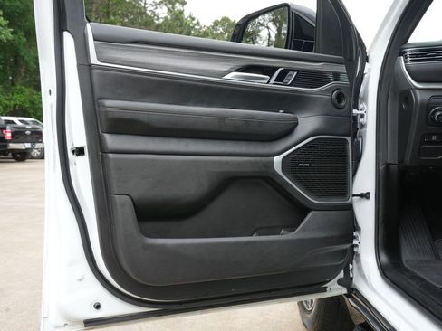 Used 2024 Jeep Wagoneer Series III AWD/4WD image 17