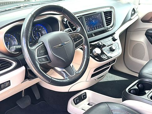Used 2019 Chrysler Pacifica Touring-L FWD image 12